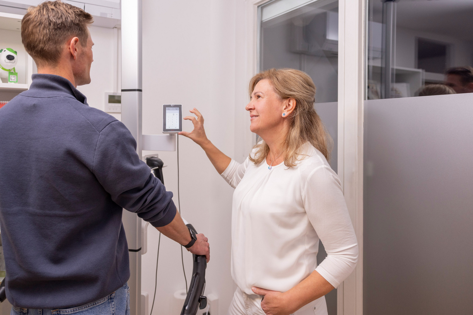 Bodymed BIA-Analyse Doreen Alfred vom Bodymed Center Friedrichshafen - Dr. A. Kirsner führt eine BIA-Analyse mit einem Mann durch.